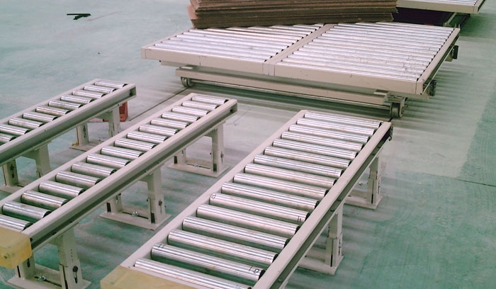 Movable lifting roller conveyor